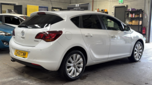 2011 Vauxhall Astra 1.4 T 16v Se White 5dr Partleather+cruise+bluetooth in White — image 6