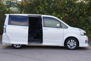 2010 Toyota Voxy *modellista* 2.0 Zs 5dr 7 Seats in White — image 3