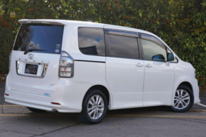 2010 Toyota Voxy *modellista* 2.0 Zs 5dr 7 Seats in White — image 4