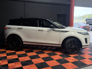 2020 Land Rover Range Rover Evoque 1.5 P300e 12.2kwh Hse SUV 5dr Petrol Plug-In Hybrid Auto 4WD Euro 6 (s/s) (309 Ps) in White — image 5