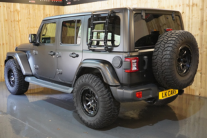 2019 Jeep Wrangler 2.0 Sahara 2.0 Gme 272hp 4x4 Auto8 in Grey — image 4