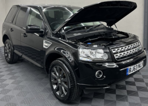 2014 Land Rover Freelander 2 2.2 Sd4 Xs 5dr in Black — image 3