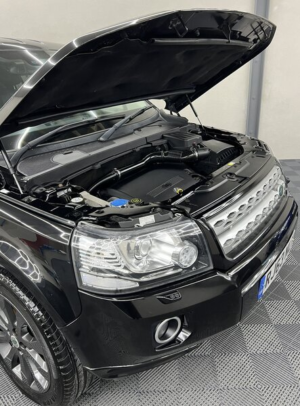 2014 Land Rover Freelander 2 2.2 Sd4 Xs 5dr in Black — image 4