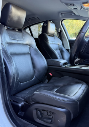 2010 Jaguar Xf 3.0 D S V6 Premium Luxury in White — image 5