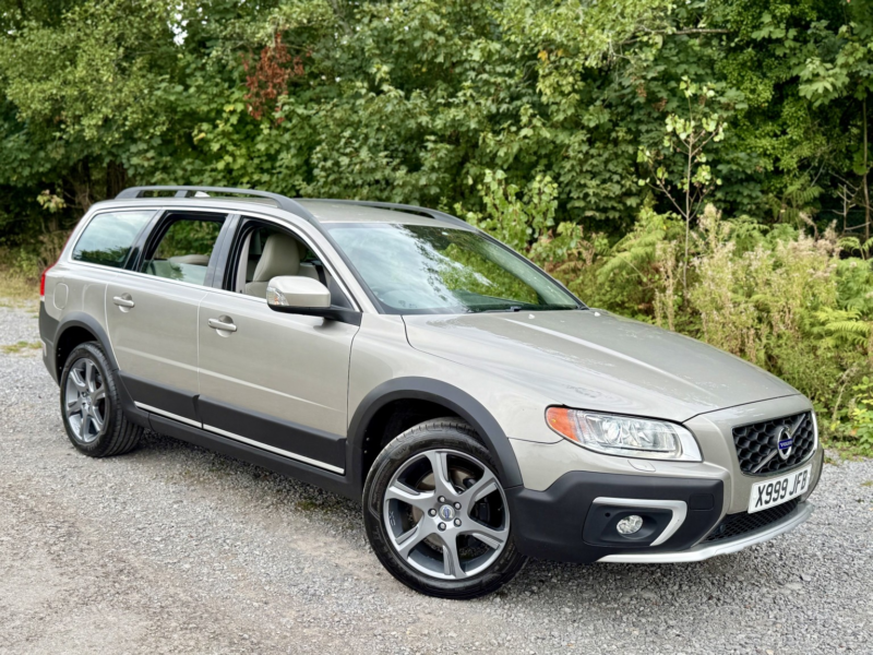 2013 Volvo Xc70 2.4 D5*se Lux Awd*12svs-Xenon-Leather-5pot*rare Specimen* in Gold — image 1