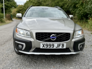 2013 Volvo Xc70 2.4 D5*se Lux Awd*12svs-Xenon-Leather-5pot*rare Specimen* in Gold — image 3