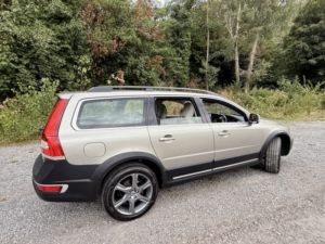 2013 Volvo Xc70 2.4 D5*se Lux Awd*12svs-Xenon-Leather-5pot*rare Specimen* in Gold — image 5