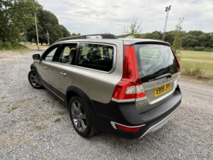 2013 Volvo Xc70 2.4 D5*se Lux Awd*12svs-Xenon-Leather-5pot*rare Specimen* in Gold — image 6