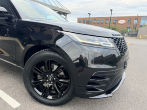 2022 Land Rover Range Rover Velar 2.0 P250 R-Dynamic Se in Black — image 3
