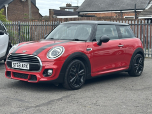 2018 MINI Hatch 1.5 One 3-Door Hatch in Red — image 2