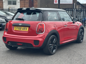 2018 MINI Hatch 1.5 One 3-Door Hatch in Red — image 3