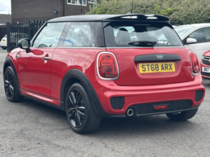 2018 MINI Hatch 1.5 One 3-Door Hatch in Red — image 4