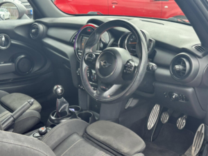 2018 MINI Hatch 1.5 One 3-Door Hatch in Red — image 5