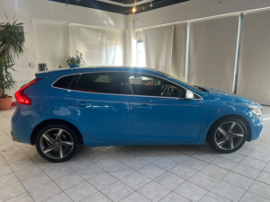 2016 Volvo V40 2.0 R-Design D2 in Blue — image 6