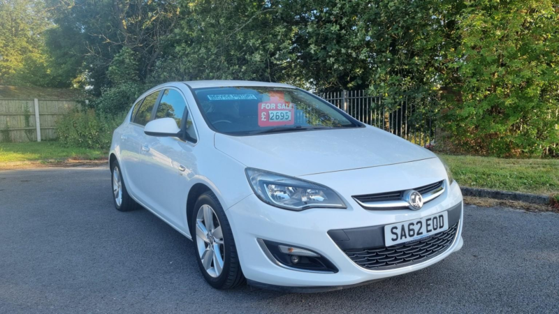 2012 Vauxhall Astra 1.6 16v Sri in White — image 1