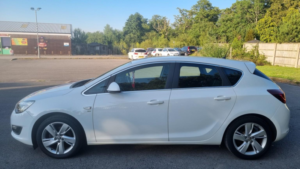 2012 Vauxhall Astra 1.6 16v Sri in White — image 3