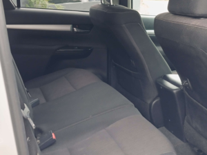 2018 Toyota Hilux 2.4 Hi-Luxury Invincible D-4d 4WD Double Cab Auto 4WD 5dr in Silver — image 6