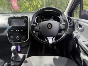 2015 Renault Clio 1.2 Dynamique Medianav 1.2 16v 75 in Black — image 4