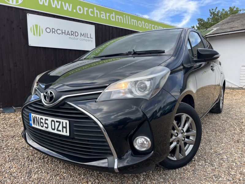 2015 Toyota Yaris 1.3 Dual Vvt-I Icon in Black — image 1