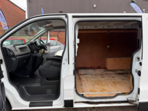 2015 Renault Trafic 1.6 Dci 27 Business Swb Standard Roof Euro 5 5dr in White — image 4