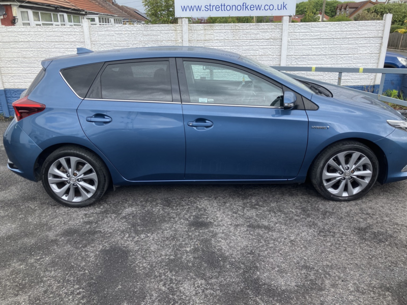 2016 Toyota Auris 1.8 Vvt-H Excel in Blue — image 1