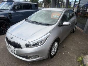 2014 Kia Ceed 1.6 Crdi Ecodynamics 2 Hatchback 5dr Diesel Manual Euro 5 (s/s) (126 Bhp) in Multicolour — image 2