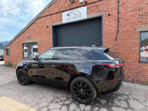 2020 Land Rover Range Rover Velar 2.0 D180 R-Dynamic Se Auto 4WD Euro 6 (s/s) 5dr in Black — image 4