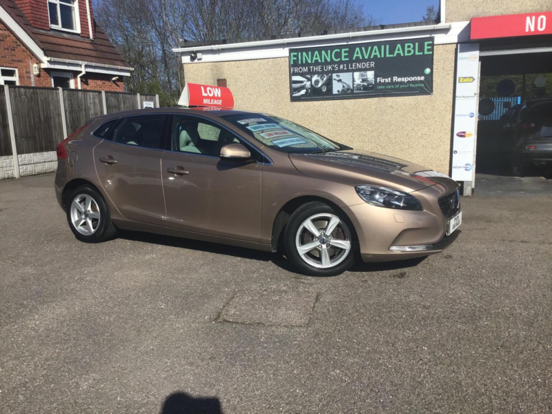 2013 Volvo V40 1.6 T3 Se Euro 5 (s/s) 5dr in Bronze — image 1