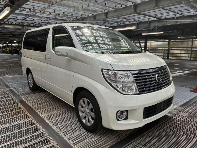 2005 Nissan Elgrand 3.5 V6 Vg 5dr 8 Seats in White — image 1