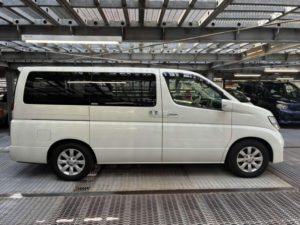 2005 Nissan Elgrand 3.5 V6 Vg 5dr 8 Seats in White — image 2