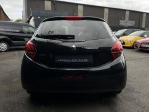 2017 Peugeot 208 1.6 Bluehdi Allure in Black — image 4