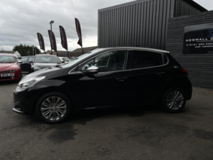 2017 Peugeot 208 1.6 Bluehdi Allure in Black — image 6