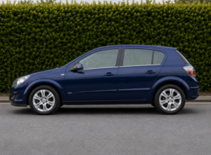 2008 Vauxhall Astra Hatchback Automatic 22k in Blue — image 4