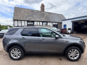 2017 Land Rover Discovery Sport Td4 Se Tech in Grey — image 3