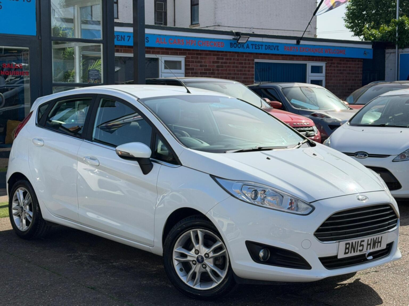 2015 Ford Fiesta 1.25 Zetec Euro 6 5dr in White — image 1