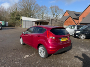 2009 Ford Fiesta 1.6 Titanium Hatchback 5dr Petrol Manual (139 G/km, 118 Bhp) in Red — image 3