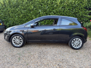 2014 Vauxhall Corsa 1.2 16v Se in Black — image 3