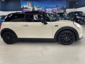 2017 MINI Hatch 1.5 Cooper Euro 6 (s/s) 3dr in White — image 2