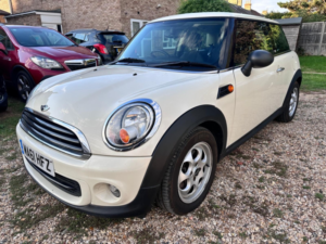 2011 MINI Hatch 1.6 First Hatch in White — image 3
