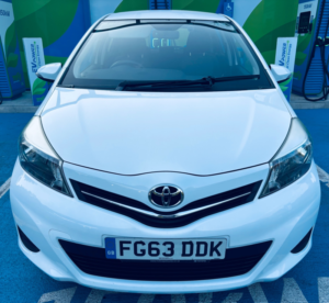 2013 Toyota Yaris 1.33 Dual Vvt-I Tr Hatchback 5dr Petrol Manual Euro 5 (101 Ps) in White — image 2