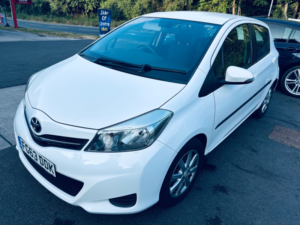 2013 Toyota Yaris 1.33 Dual Vvt-I Tr Hatchback 5dr Petrol Manual Euro 5 (101 Ps) in White — image 4