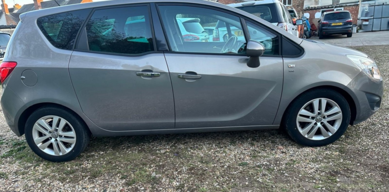 2011 Vauxhall Meriva 1.7 Cdti Se in Brown — image 1