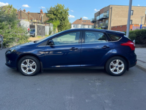 2011 Ford Focus 1.6 Zetec Euro 5 5dr in Blue — image 5