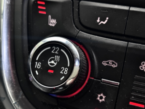 2014 Vauxhall Mokka 1.6 Se in Orange — image 3
