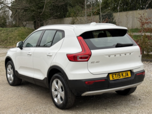 2019 Volvo Xc40 1.5 Momentum T3 in White — image 4