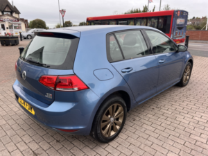 2014 Volkswagen Golf 1.6 Tdi Bluemotion Tech Se in Blue — image 4