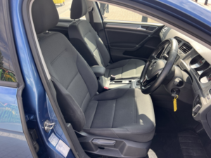 2014 Volkswagen Golf 1.6 Tdi Bluemotion Tech Se in Blue — image 5