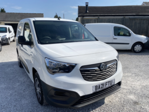 2021 Vauxhall Combo 1.5 Turbo D 2300 Dynamic in White — image 2