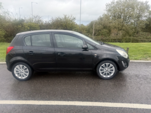 2013 Vauxhall Corsa 1.4 16v Se in Black — image 2
