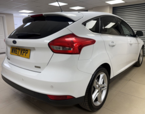 2017 Ford Focus 1.0t Ecoboost Titanium Hatchback 5dr Petrol Manual Euro 6 (s/s) (125 Ps) in Multicolour — image 3